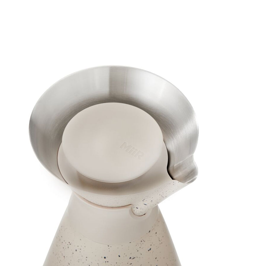 new-standard-carafe-y9 WebPDP-33oz_New_Standard_Carafe_Desert_Tan_Speckle_Studio__CAR1SVOS224_45_Lid_On.jpg