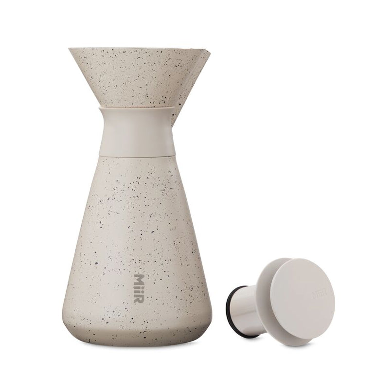 new-standard-carafe-y9 WebPDP-33oz_New_Standard_Carafe_Desert_Tan_Speckle_Studio__CAR1SVOS224_Front_Lid_Staged.jpg